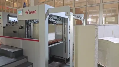 Troqueladora con plegado automático de cama plana