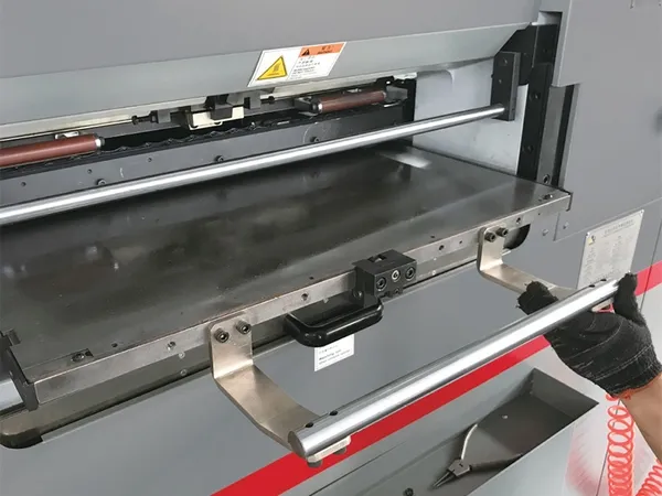 Troqueladora con estampado en foil automático de cama plana