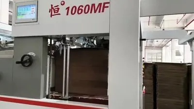 Troqueladora con plegado automático y stripping de cama plana