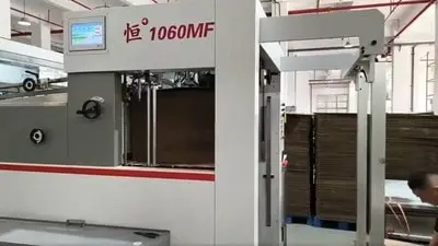 Troqueladora con plegado automático y stripping de cama plana